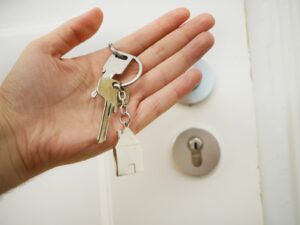 Jak stworzyć romantyczną sypialnię? Inspiracje na przyjemne wnętrza