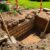 Kiedy i jak bezpiecznie odkopać fundamenty starego domu, by uniknąć uszkodzeń i kosztów